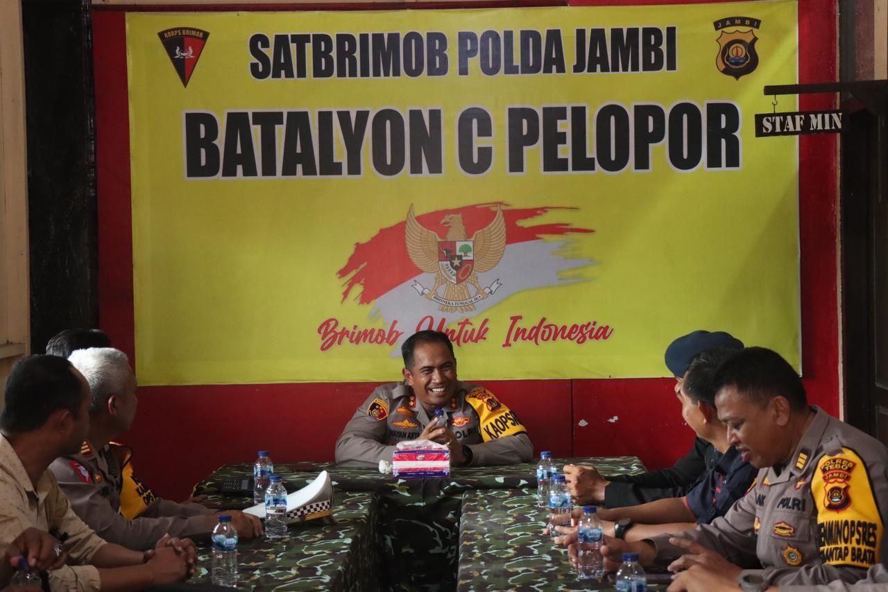 Kapolres Tebo Berikan Kejutan Kue Ulang Tahun  Dalam Rangka HUT BRIMOB Polri Ke 78