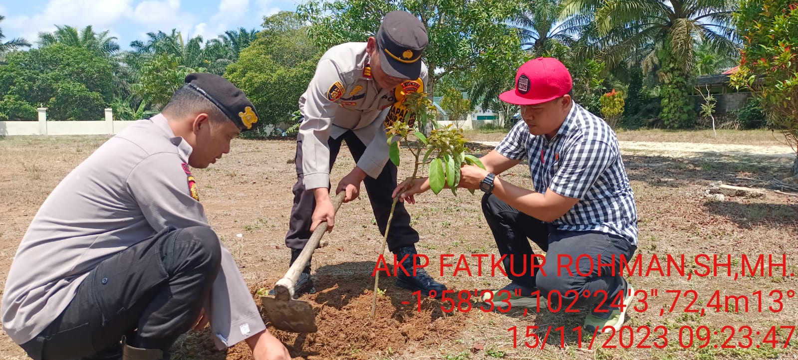 Penanaman pohon secara serentak dan berkelanjutan di Wilkum Polsek Tabir Selatan.