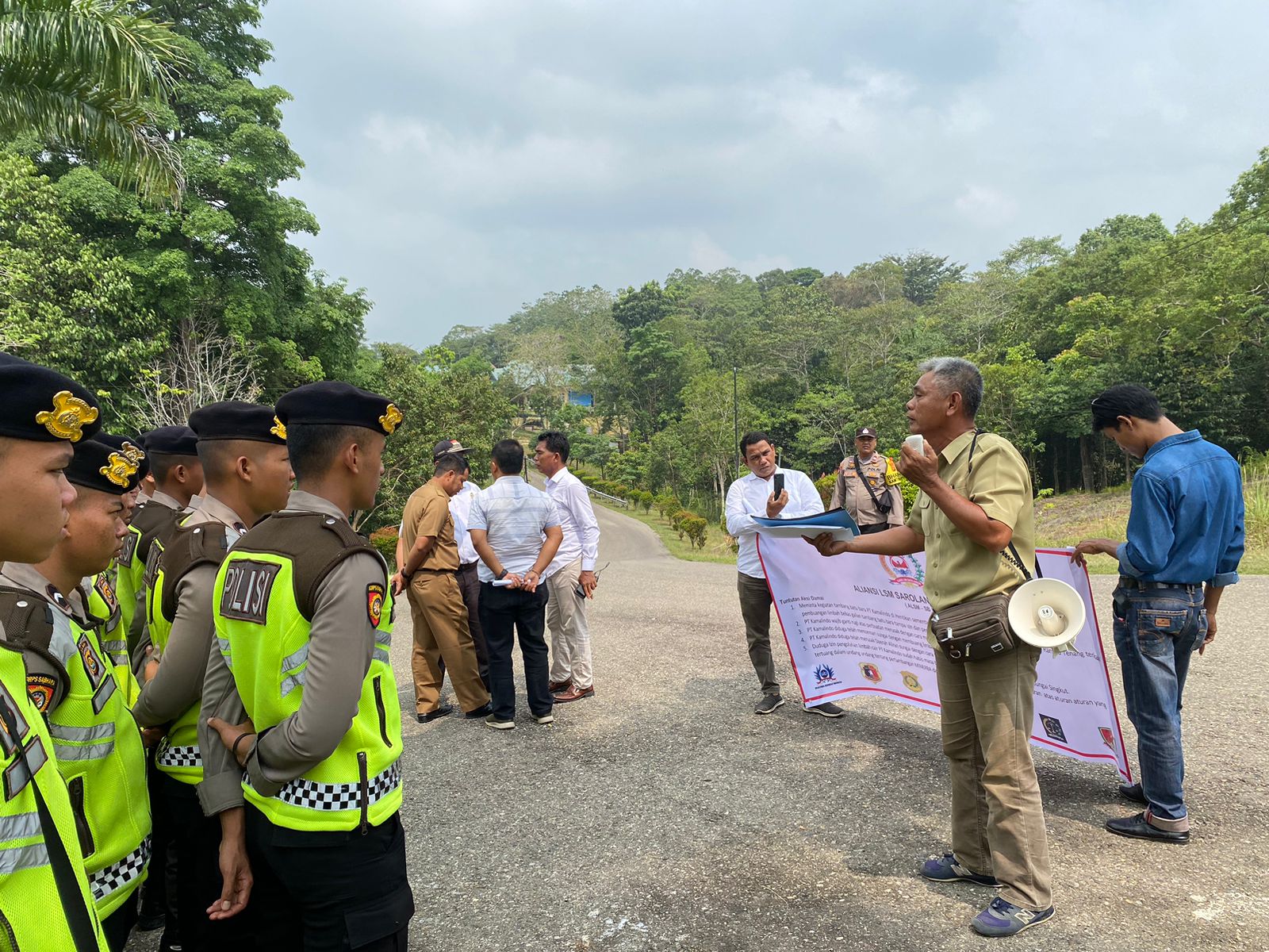 Jaga Situasi Kamtibmas, TNI Polri dan Sat Pol PP berikan pengamanan aksi Demo di Kantor Buoati Sarolangun