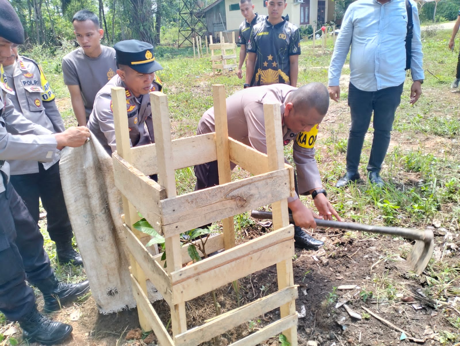 Penghijauan Secara Berkelanjutan, Polres Sarolangun dan Polsek Jajarannya Serentak Tanam Pohon