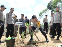 Kapolda Jambi Irjen Pol Rusdi Hartono dan rombongan lakukan kegiatan Penanaman Sepuluh Juta Pohon Bersama Polri