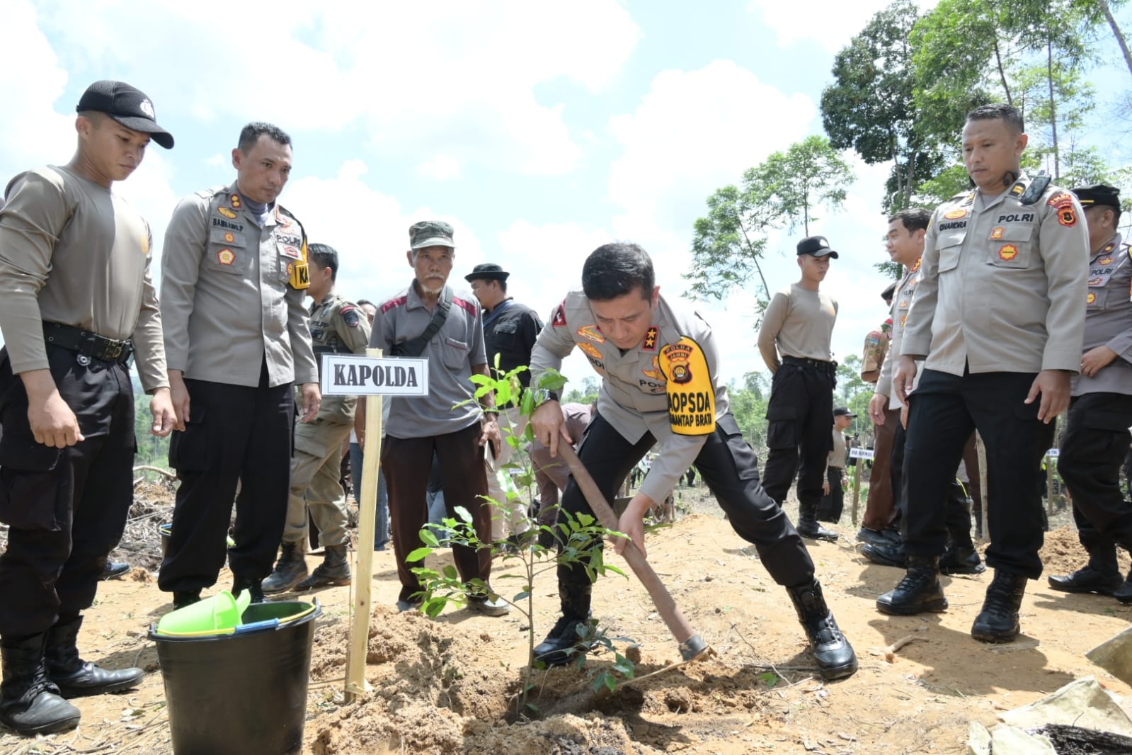 Kapolda Jambi Irjen Pol Rusdi Hartono dan rombongan lakukan kegiatan Penanaman Sepuluh Juta Pohon Bersama Polri