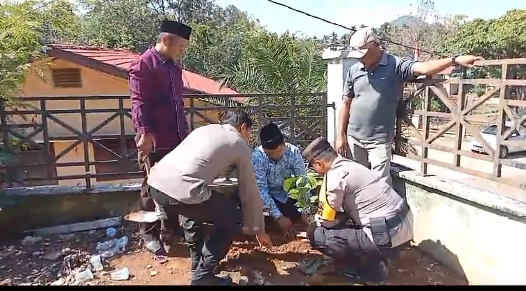 Kapolsek Muara Siau Bersama Warga Laksanakan Penanaman Pohon Penghijauan