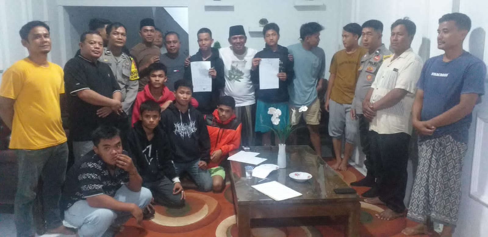 Polsek Pelawan Singkut Mediasi Perselisihan Antara Dua Kelompok Pemuda Desa