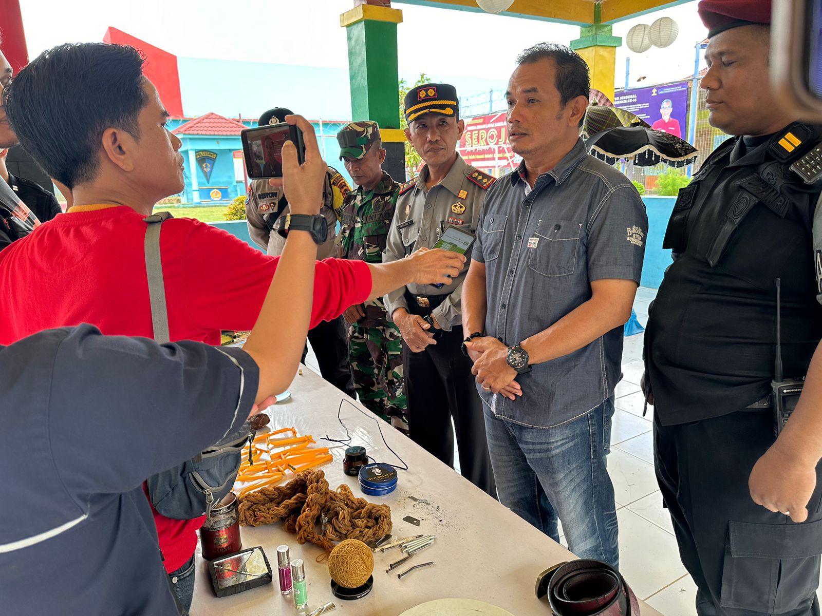 Sat Resnarkoba Polres Sarolangun bersinergi dengan TNI dan Pol Sus Lapas Geledah Kamar Lapas Dan Tes Urine Penghuninya.