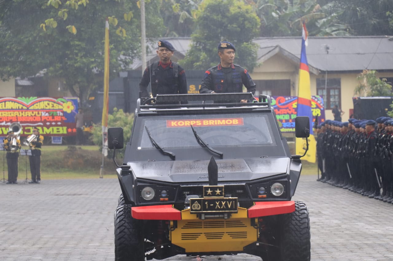 Ditengah Hujan Deras,Upacara Peringatan Hari Ulang Tahun Korps Brimob Polri ke-78 di Mako Batalyon A Satbrimob Polda Jambi,