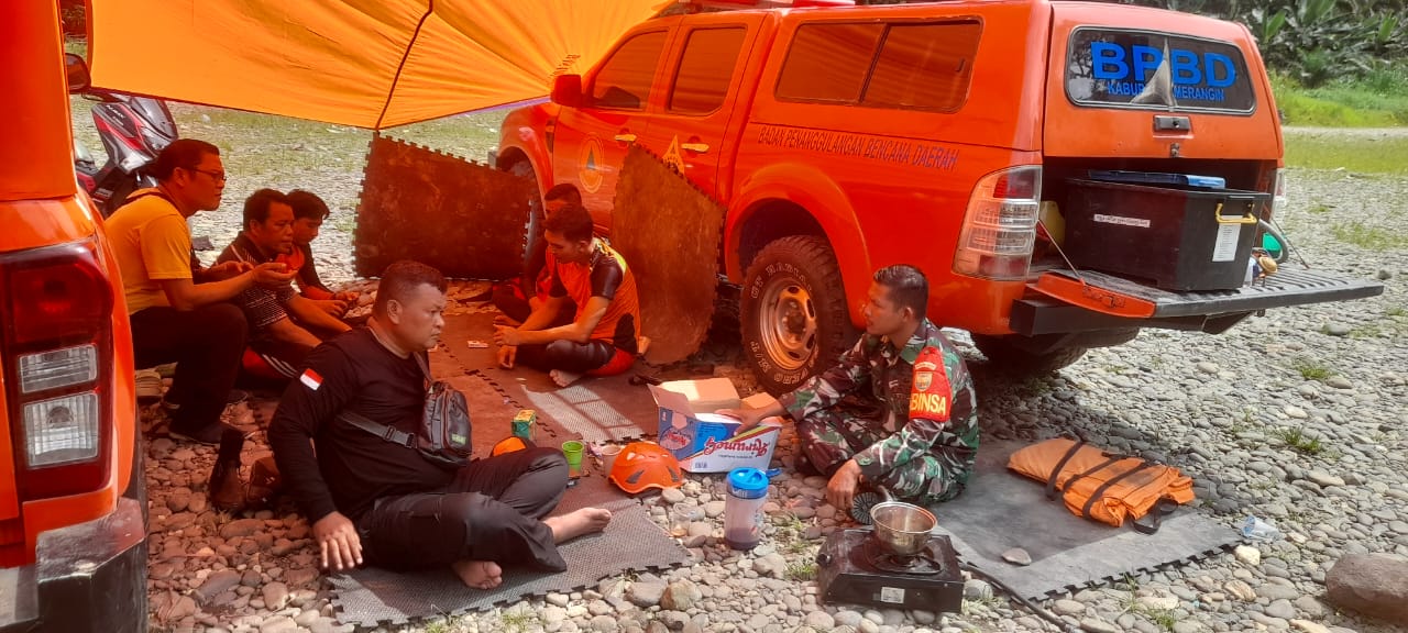 Personil Polres Merangin Laksanakan Pencarian dan Monitor Korban Tenggelam di Desa Guguk