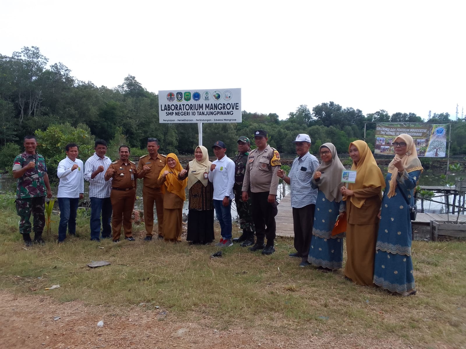 Serda Chrestian M Babinsa Kelurahan Tanjung Unggat Laksanakan Pengamanan Peresmian Taman Kehati (Keanekaragaman Hayati) dan Syukuran Adiwiyata Tingkat Nasional di Smp Negeri 10 Tanjungpinang