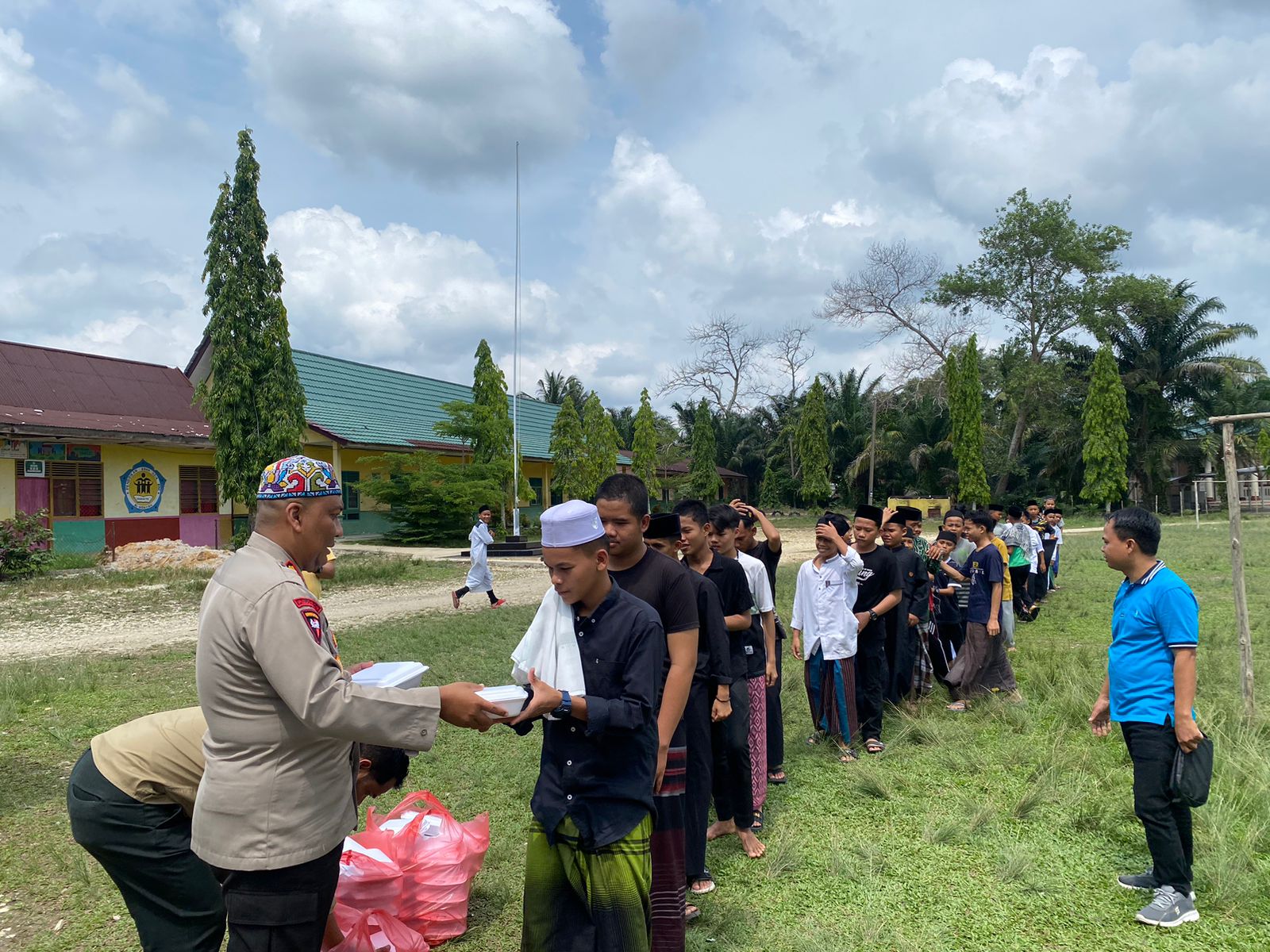 Kegiatan Jumat Berkah, Kapolres Sarolangun Akbp. Imam Rachman. S.IK.,  Bagikan Nasi Kotak ke Santri Ponpes Alhidayah