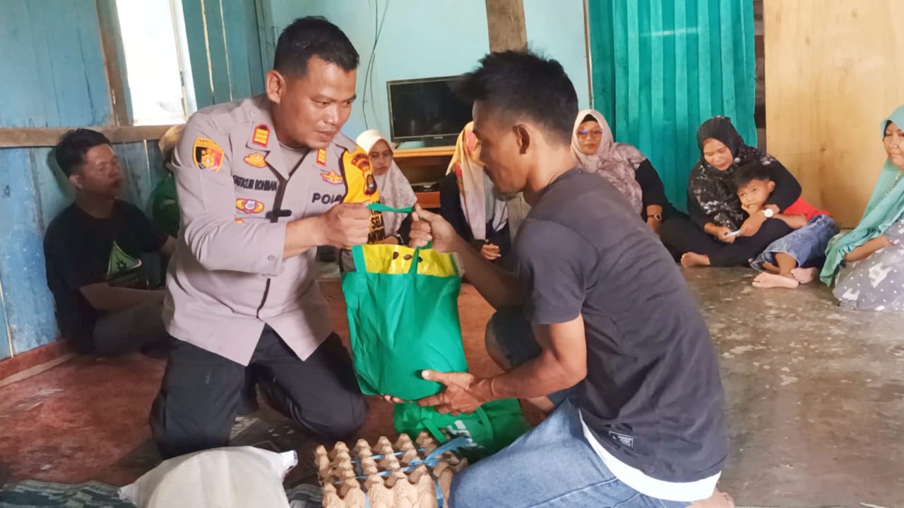 Polres Merangin melalui Komunitas Jum’at Berkah Polsek Tabir Selatan Santuni Warga yang belum beruntung.