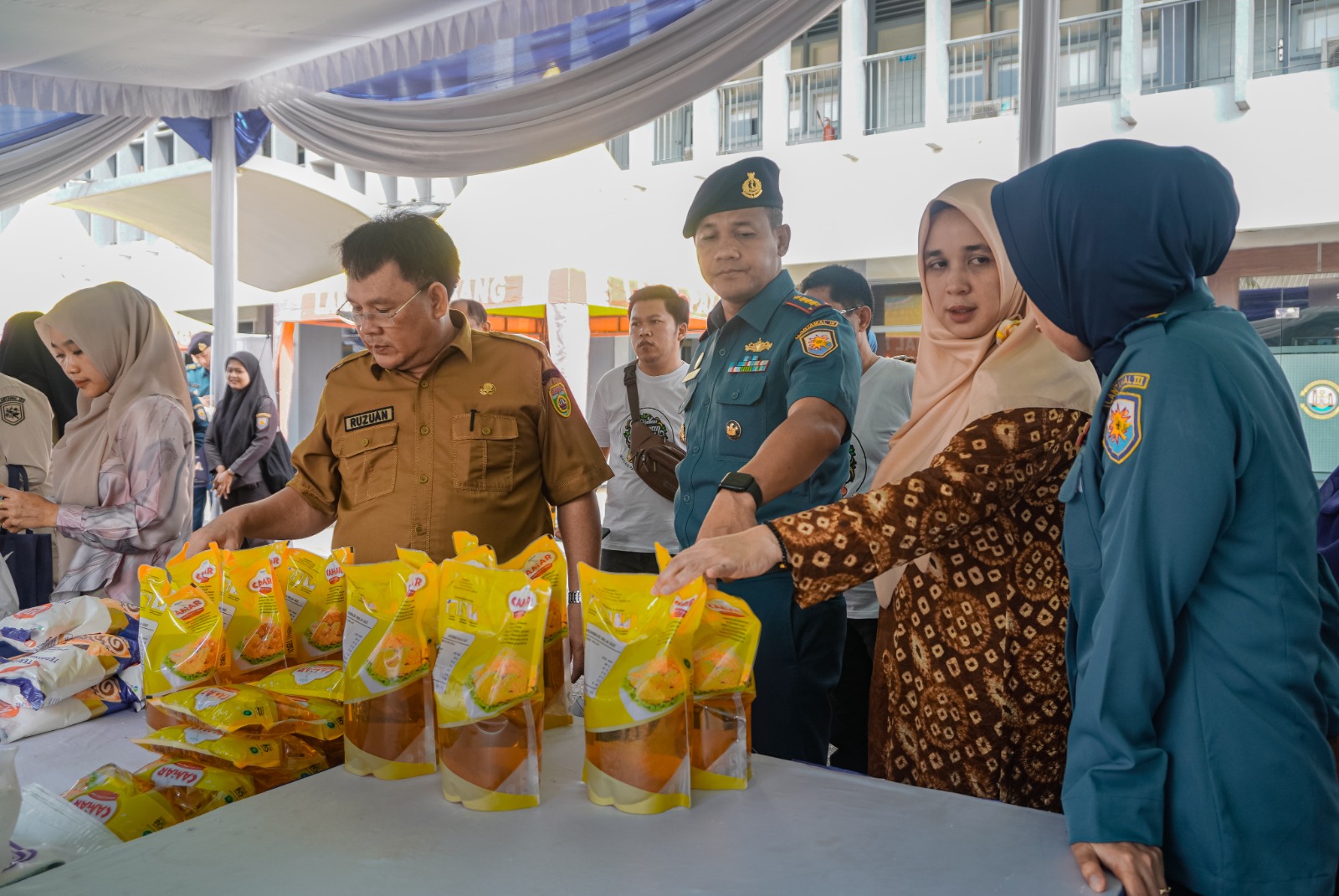 Peringati HUT Armada Tahun 2023, Lanal Palembang Adakan Bazar Murah