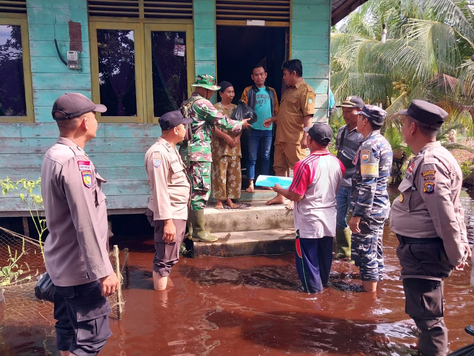 Babinpotmar Lanal Dumai Bantu Warga Terdampak Banjir di Kecamatan Bantan Kabupaten Bengkalis