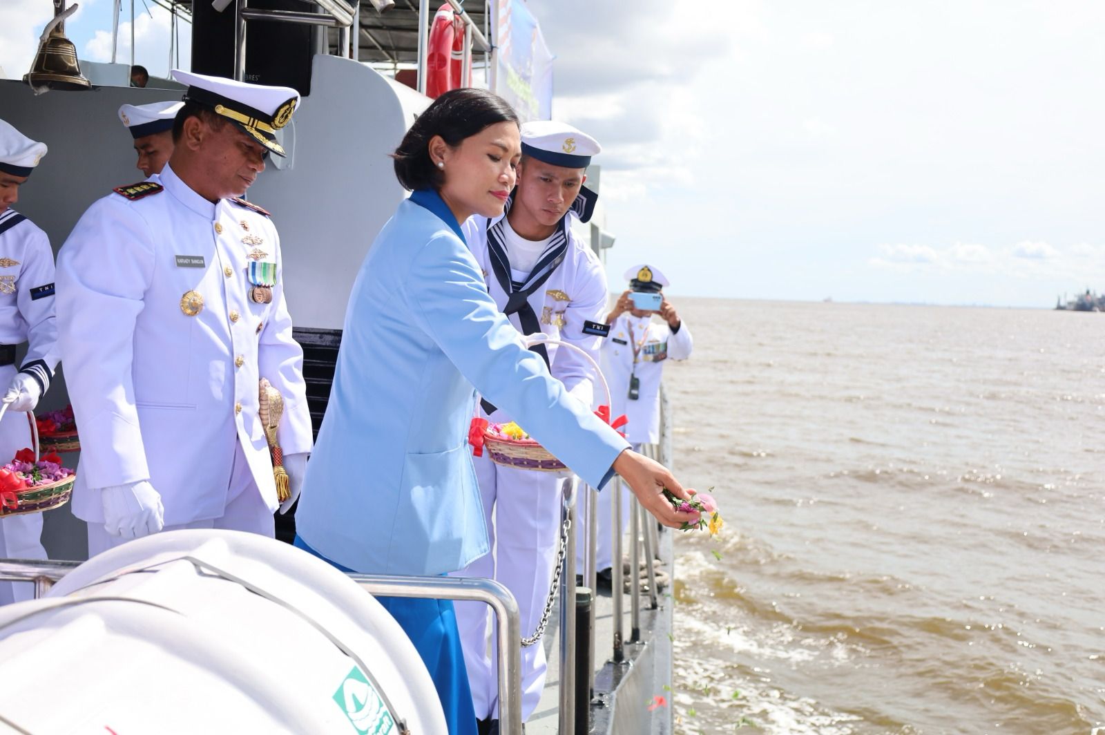 Sambut Hari Armada RI, Lanal Dumai Gelar Upacara Tabur Bunga di Laut Dengan KAL Tedung