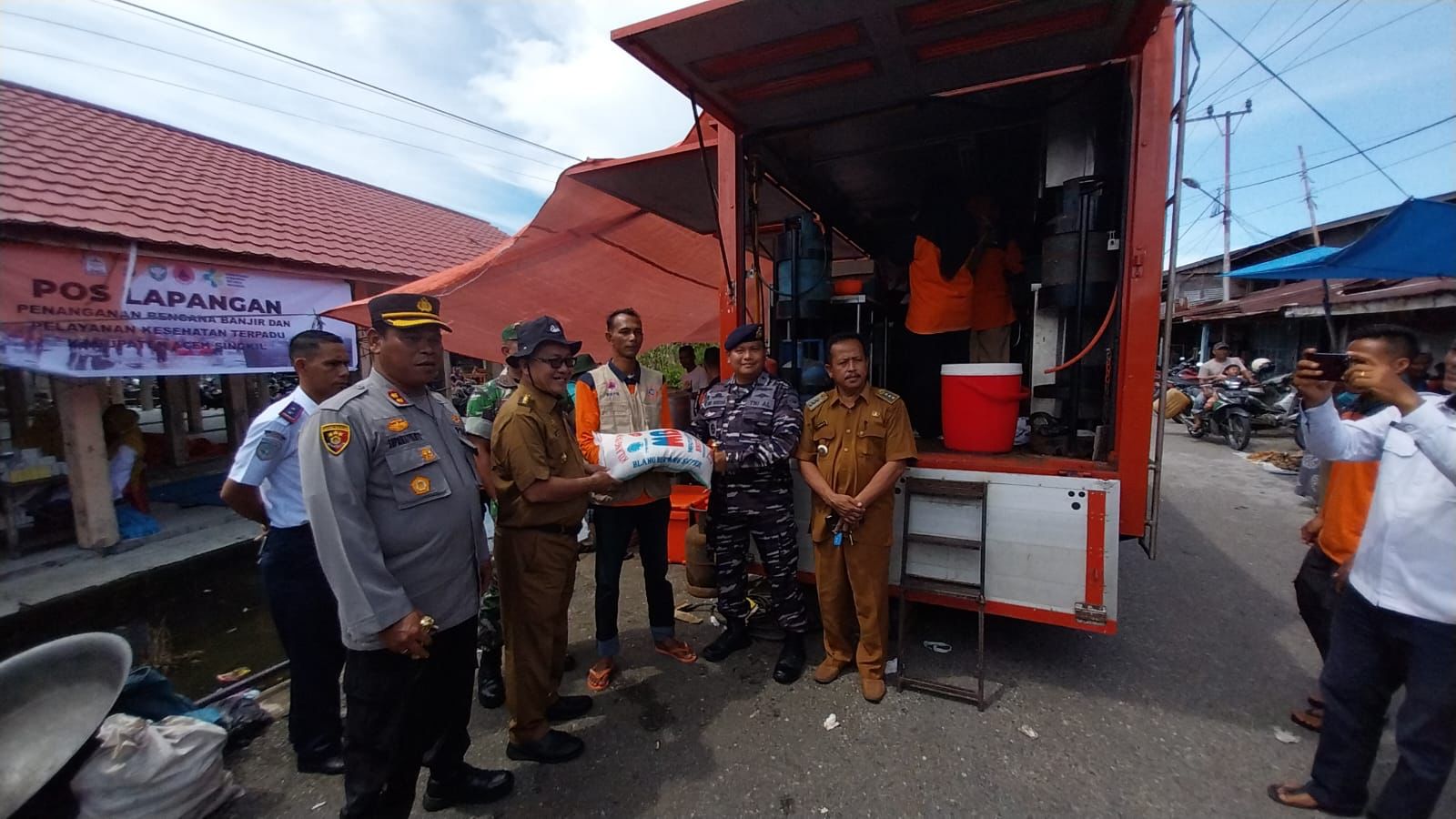 Danlanal Simeulue Bersama Unsur Forkopimda Tinjau Langsung Masyarakat Terdampak Banjir di Kabupaten Aceh Singkil