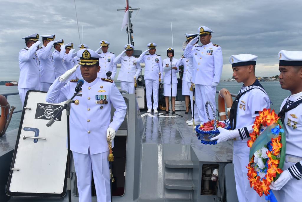 Danlanal Bintan Pimpin Upacara Tabur Bunga di Perairan Tanjung Uban Dalam Rangka Hari Armada RI Ke-78 Tahun 2023