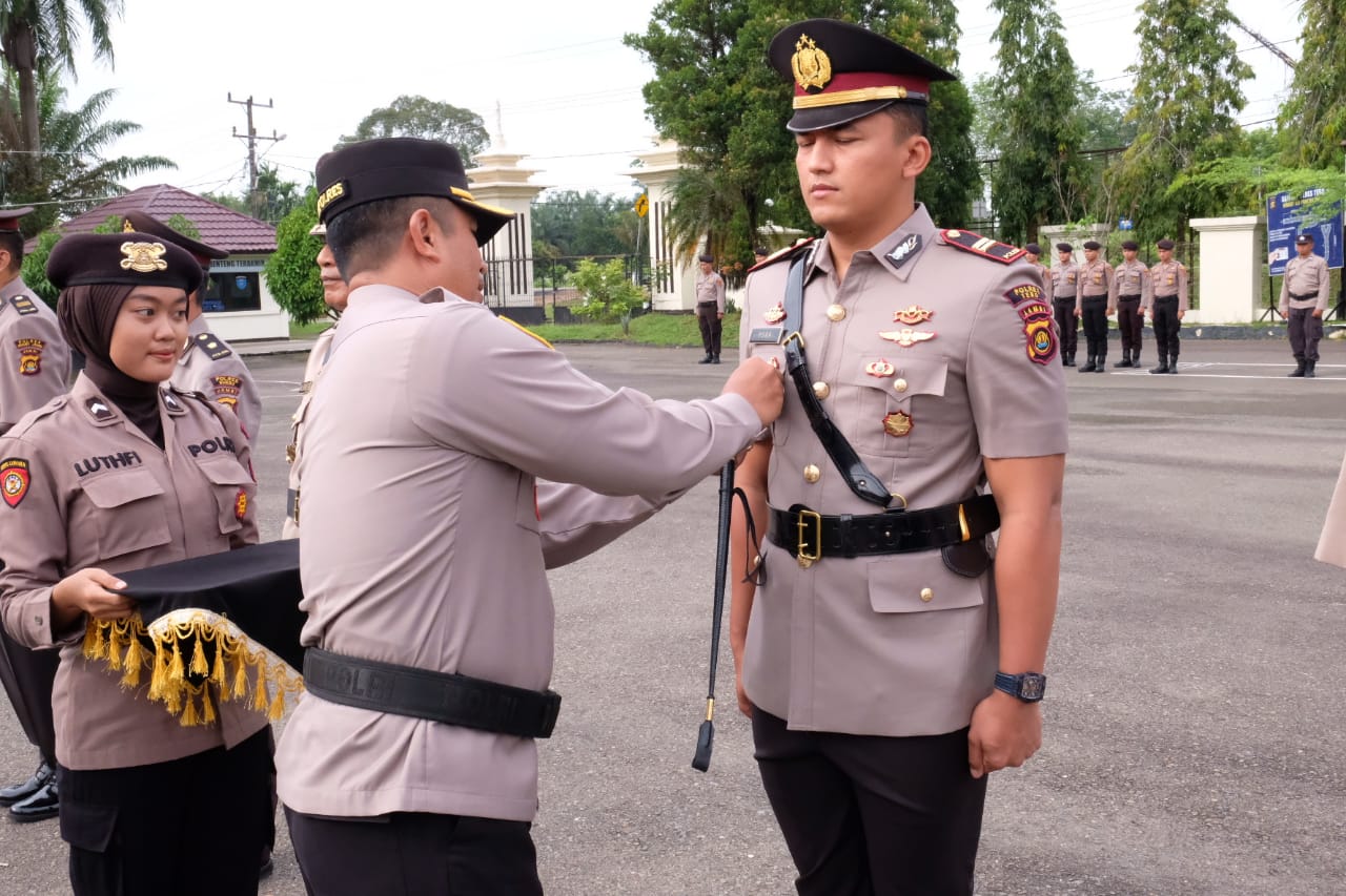 Kapolres Tebo AKBP  l Wayan Arta Ariawan SH. S. Ik. MH Lantik Empat Pejabat Utama Polres Tebo Di Lapangan Hitam Polres Tebo