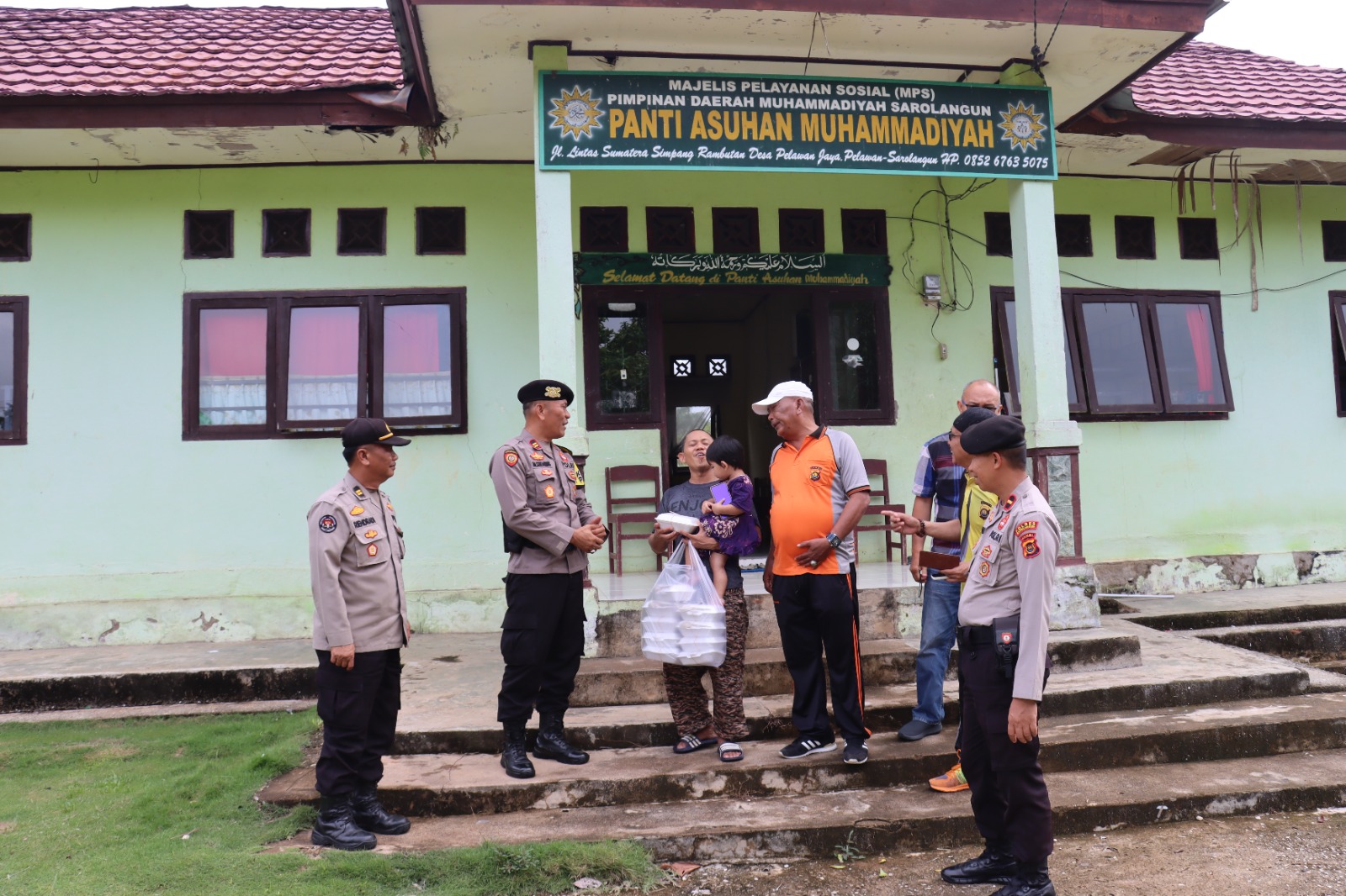 Jumat Berkah, Personil Polres Sarolangun Berikan Nasi Kotak Kepada Anak Panti Asuhan Dan Pemulung.