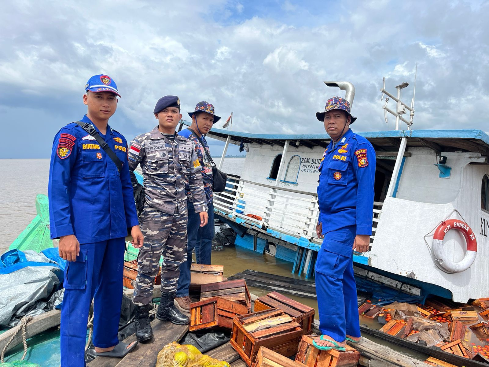 Pos TNI AL Bengkalis Laksanakan SAR Kapal Tenggelam di Perairan Tanjung Buton Kabupaten Siak