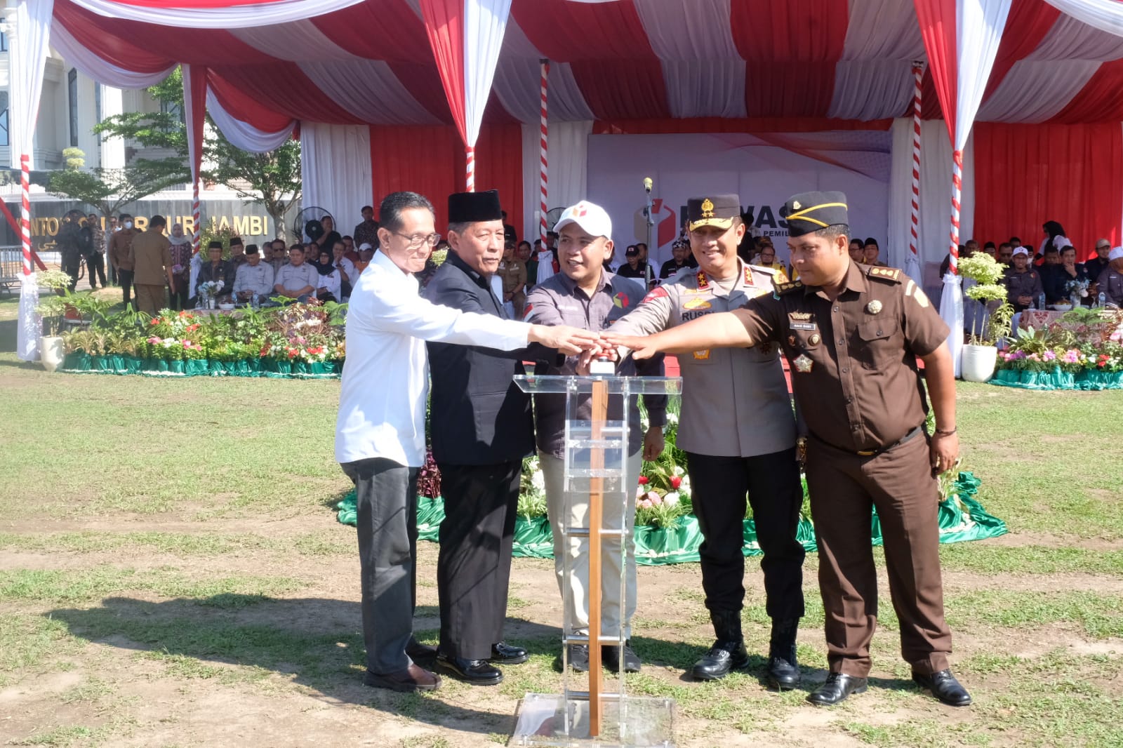 Kapolda Jambi Irjen Pol Rusdi Hartono Menghadiri Apel Siaga Pengawasan Pemilu Serentak Tahun 2024 Provinsi Jambi Di Lapangan Kantor Gubernur Jamnbi