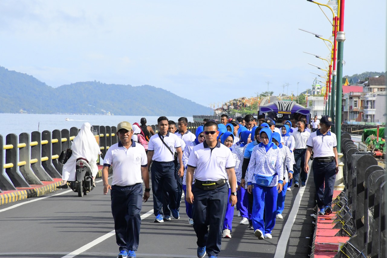 Olahraga Bersama Dalam Rangka HUT Ke-61 Korps Wanita Angkatan Laut di Lanal Tarempa