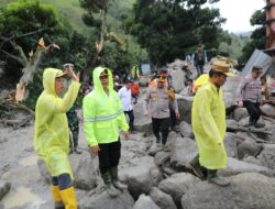 Kapolda Sumut Salurkan Bantuan dan Pastikan Pencarian Korban Longsor di Humbahas