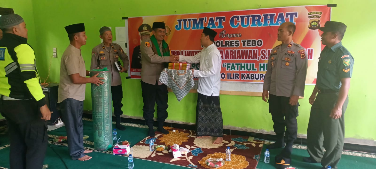 Kapolres Tebo Akbp l Wayan Arta Ariawan  SH. S.Ik.MH. Melaksanakan Kegiatan  Jum’at Curhat Di  Ponpers Fathul Huda  Desa Karang Dadi Kec. Rimbo Ilir