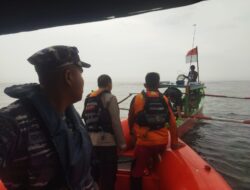 Lanal Bengkulu Evakuasi Perahu Nelayan Tradisional Yang Mengalami Rusak Mesin di Laut