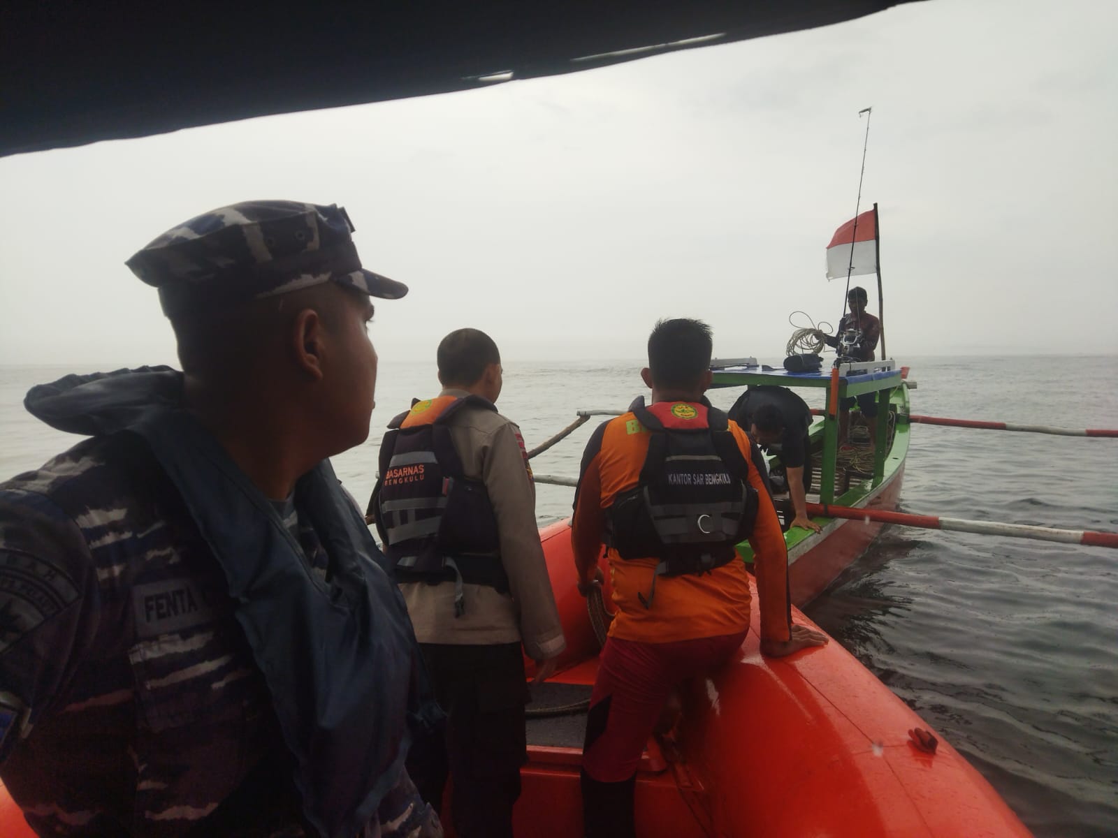 Lanal Bengkulu Evakuasi Perahu Nelayan Tradisional Yang Mengalami Rusak Mesin di Laut