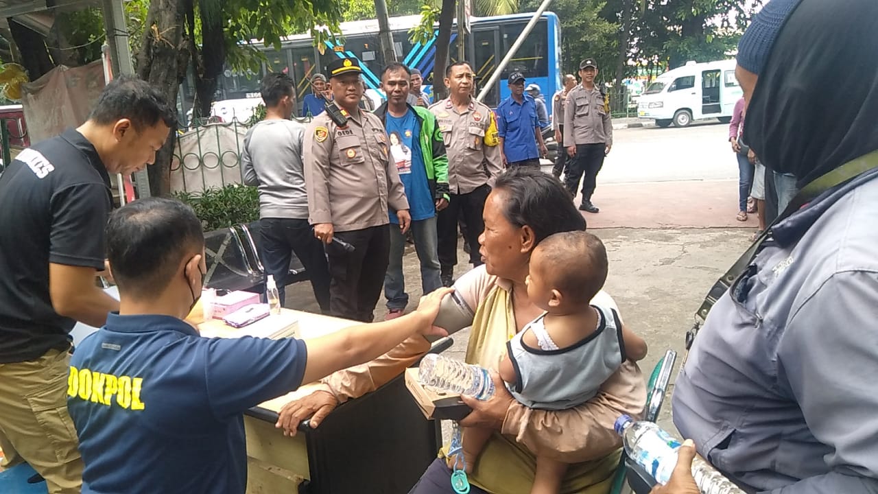 Polsek Tanjung Priok Bagikan Makanan dan Layanan Kesehatan Gratis