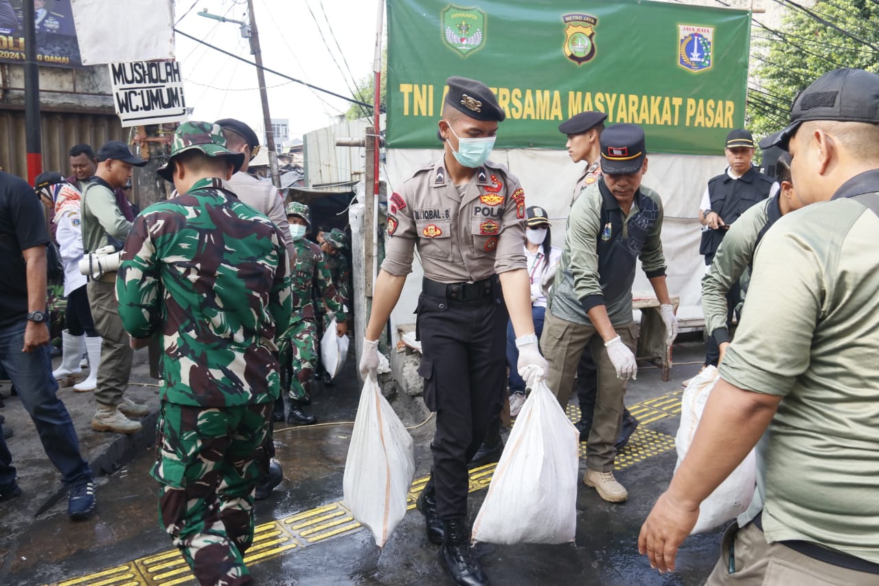 Polda Metro Jaya, TNI , Pemprov DKI Gelar Bersih-bersih Sungai Anak Kali Krukut