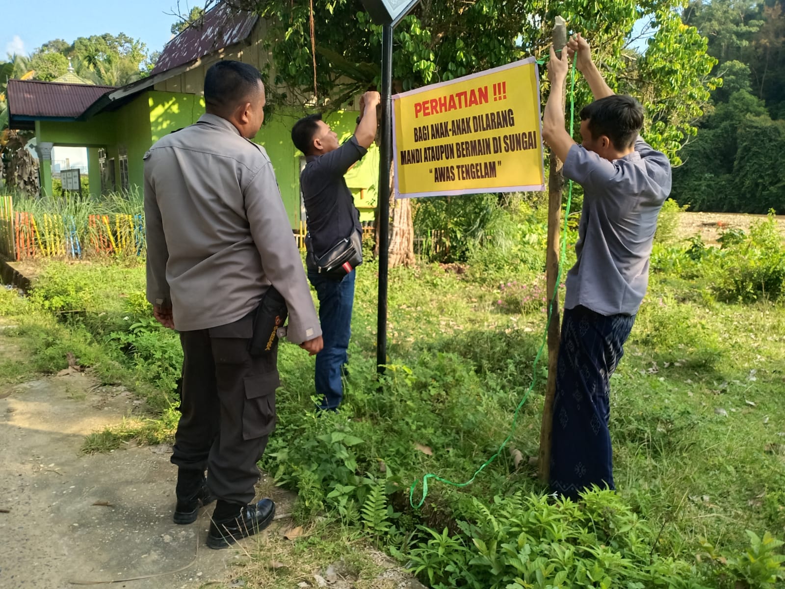 Curah Hujan Tinggi, Kapolsek Limun AKP B. Tarigan Pasang Spanduk Peringatan Himbau Masyarakat Waspada Bencana