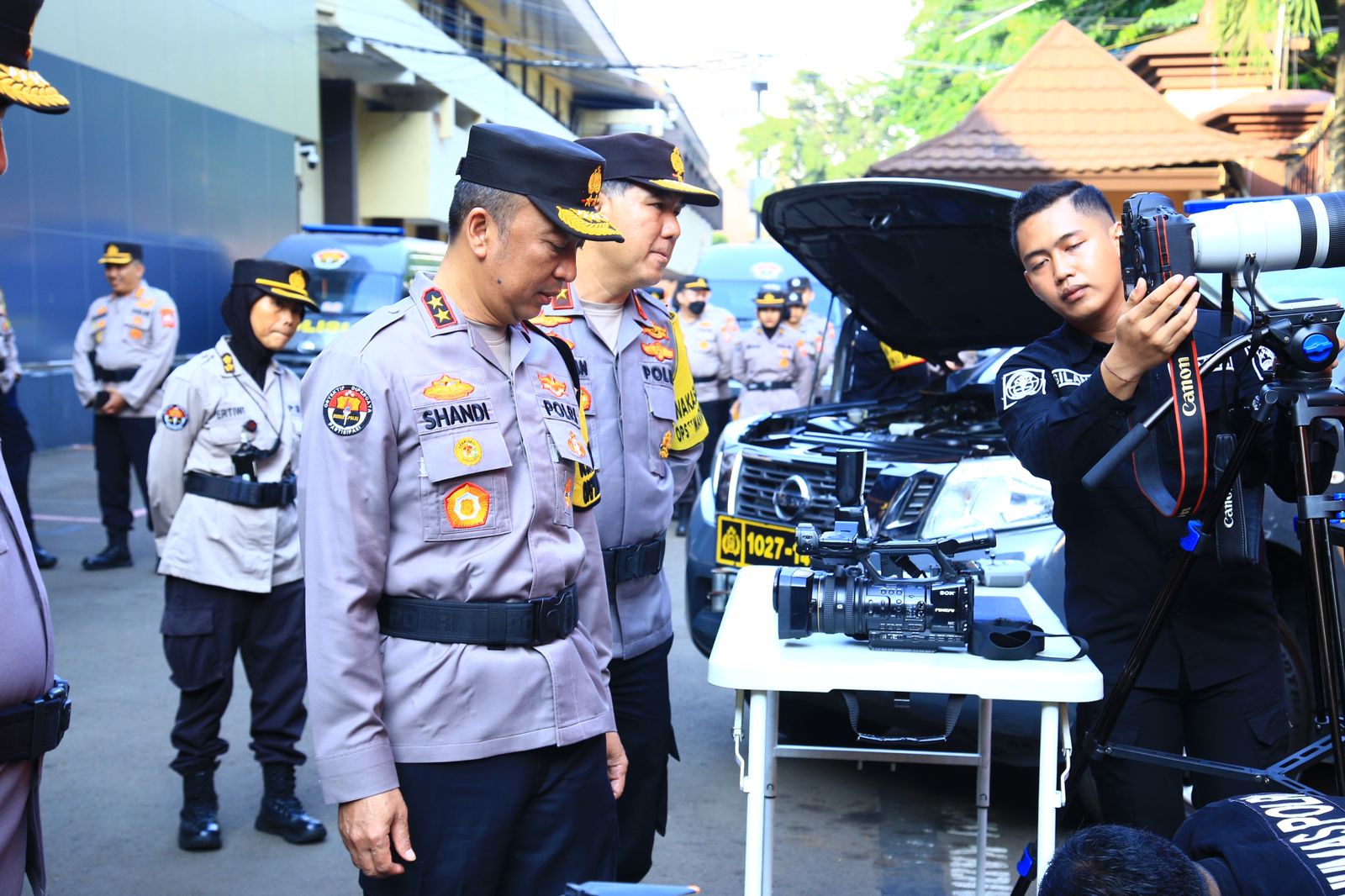 Kadivhumas Polri Irjen Pol Sandi Nugroho Memimpin upacara Gelar Pasukan Kesiapsiagaan Ops Lilin 2023 Humas Polri Dalam Pengamanan Natal Dan Tahun Baru 2024