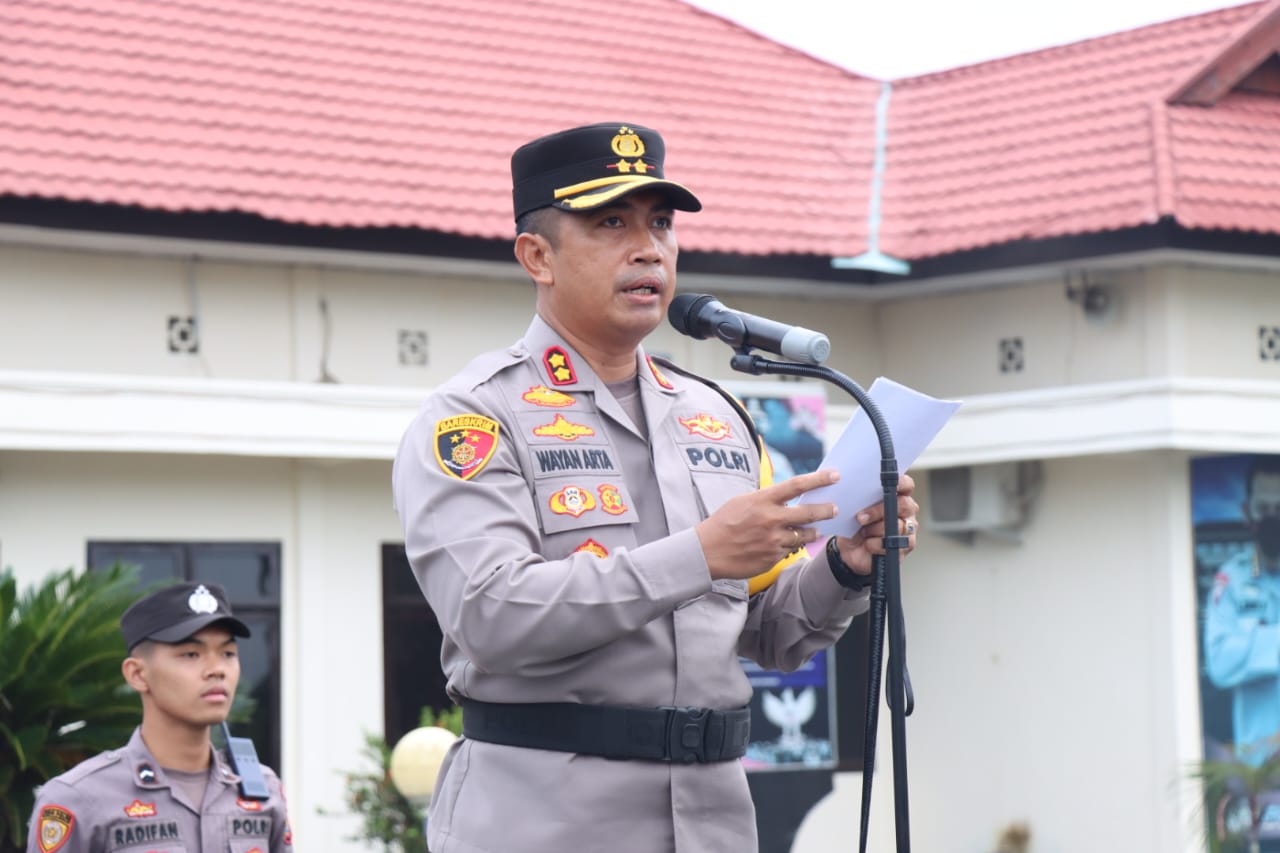 Kapolres Tebo Akbp  l Wayan Arta Ariawan SH. S. Ik. MH  Sebagai Pimpinan Apel Pada Acara Gelar Pasukan  Operasi  Dalam Rangka Pengamanan Natal 2023 Dan Tahun Baru 2024 Dihalaman Polres Tebo