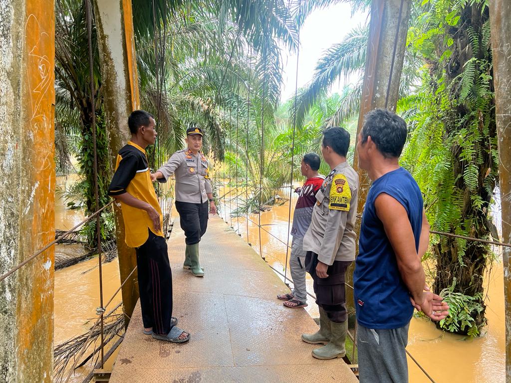 Kapolsek Pelepat,Anak anak harus Hindari Genangan Air Pasca Banjir saat memonitoring Banjir