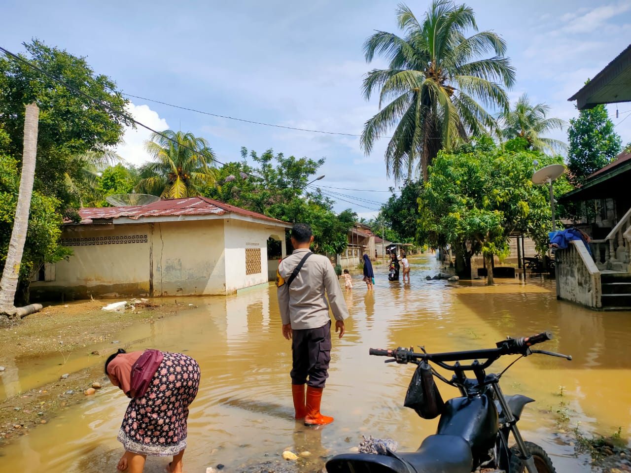 Iptu. T.T. Munthe. SH.MH, Tegaskan Tidak Ada Warga Yang Mengungsi dampak Banjir di Wilayah Hukum Polsek Tabir