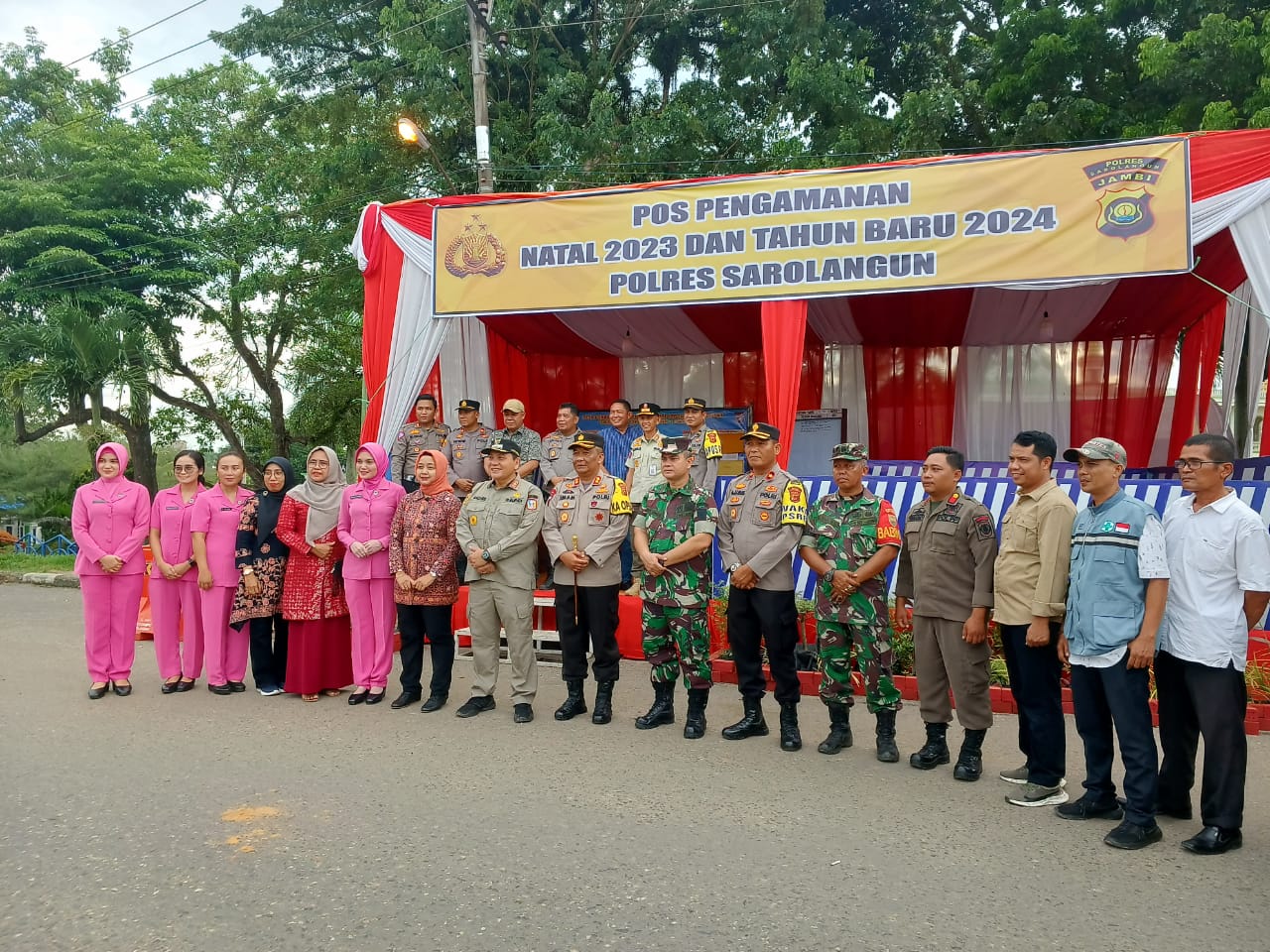 Kapolres Sarolangun bersama Pj Bupati Sarolangun Cek Pos Pam Dan Pengamanan Gereja