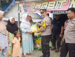 Iptu. Adha Fristanto. SH.MH Bersama Manager PT.PML Laksanakan Pemberian Bantuan Sosial pada warga Dusun Rantau Keloyang terdampak Banjir