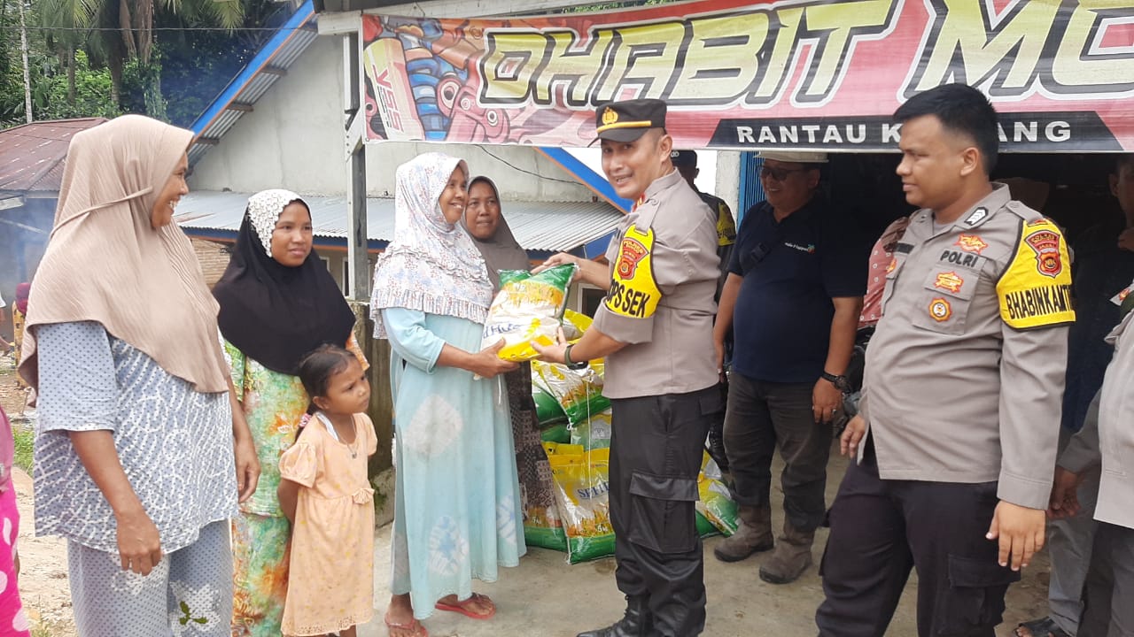 Iptu. Adha Fristanto. SH.MH Bersama Manager PT.PML Laksanakan Pemberian Bantuan Sosial pada warga Dusun Rantau Keloyang terdampak Banjir