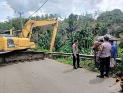 Polsek Muara Siau pasang Garis Polisi dan sampaikan pada pengguna Waspada dan Hati hati Jalan Rawan Longsor Saat Hujan