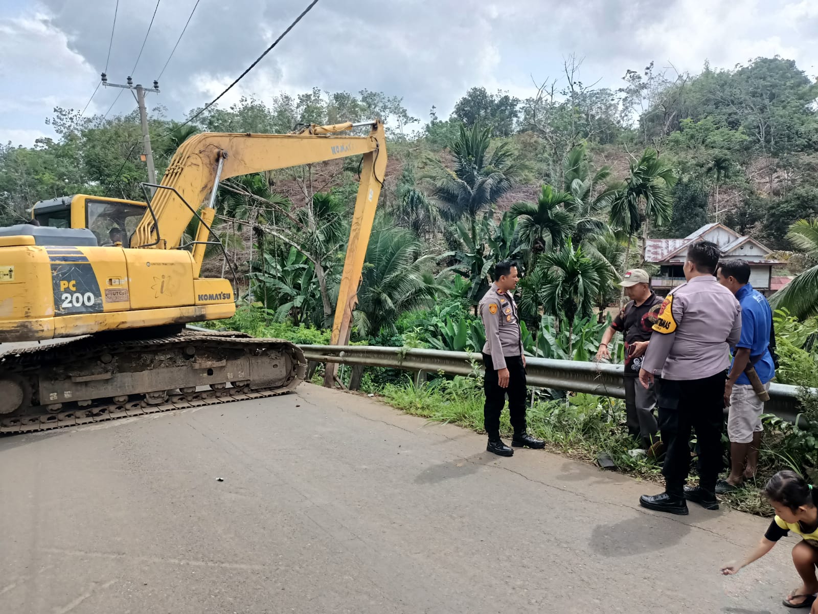 Polsek Muara Siau pasang Garis Polisi dan sampaikan pada pengguna Waspada dan Hati hati Jalan Rawan Longsor Saat Hujan