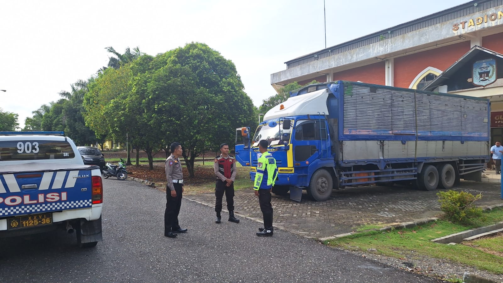 Satgas OMB Polres Sarolangun Kawal Logistik Pemilu dan Lakukan Pengamanan Pemindahan Logistik Pemilu