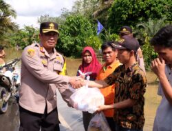 Kapolres Tebo Akbp I Wayan Arta Ariawan SH. S. Ik MH. Salurkan Bantuan Kepada korban Banjir Di Desa Aur Cino   Dan Teluk Kayu Putih