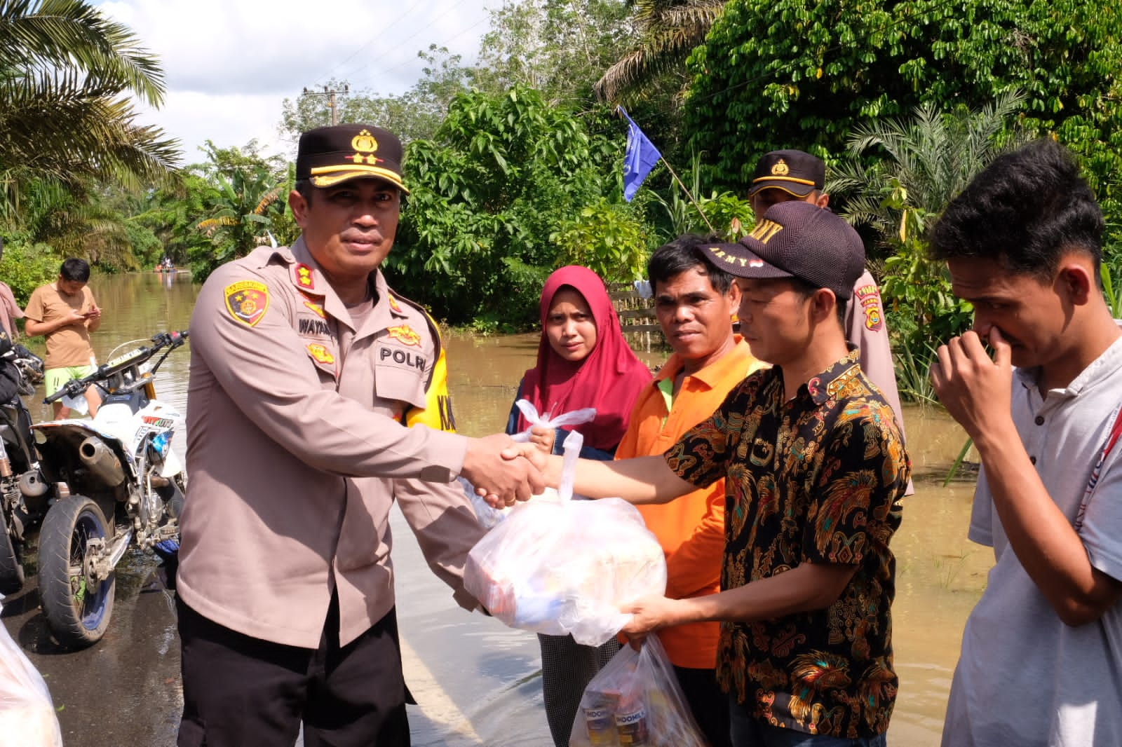 Kapolres Tebo Akbp I Wayan Arta Ariawan SH. S. Ik MH. Salurkan Bantuan Kepada korban Banjir Di Desa Aur Cino   Dan Teluk Kayu Putih