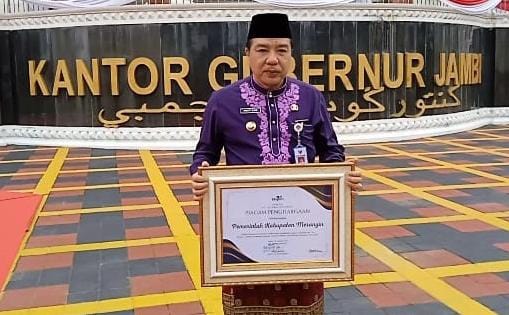 Pj Bupati Merangin Terima Penghargaan Taspen pada Upacara Peringatan HUT Provinsi Jambi ke-67