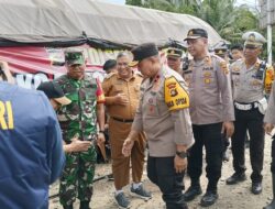 Wakapolda Jambi Brigjen Pol Edi Mardianto Mengecek Kondisi Banjir Yang Melanda Kabupaten Tebo