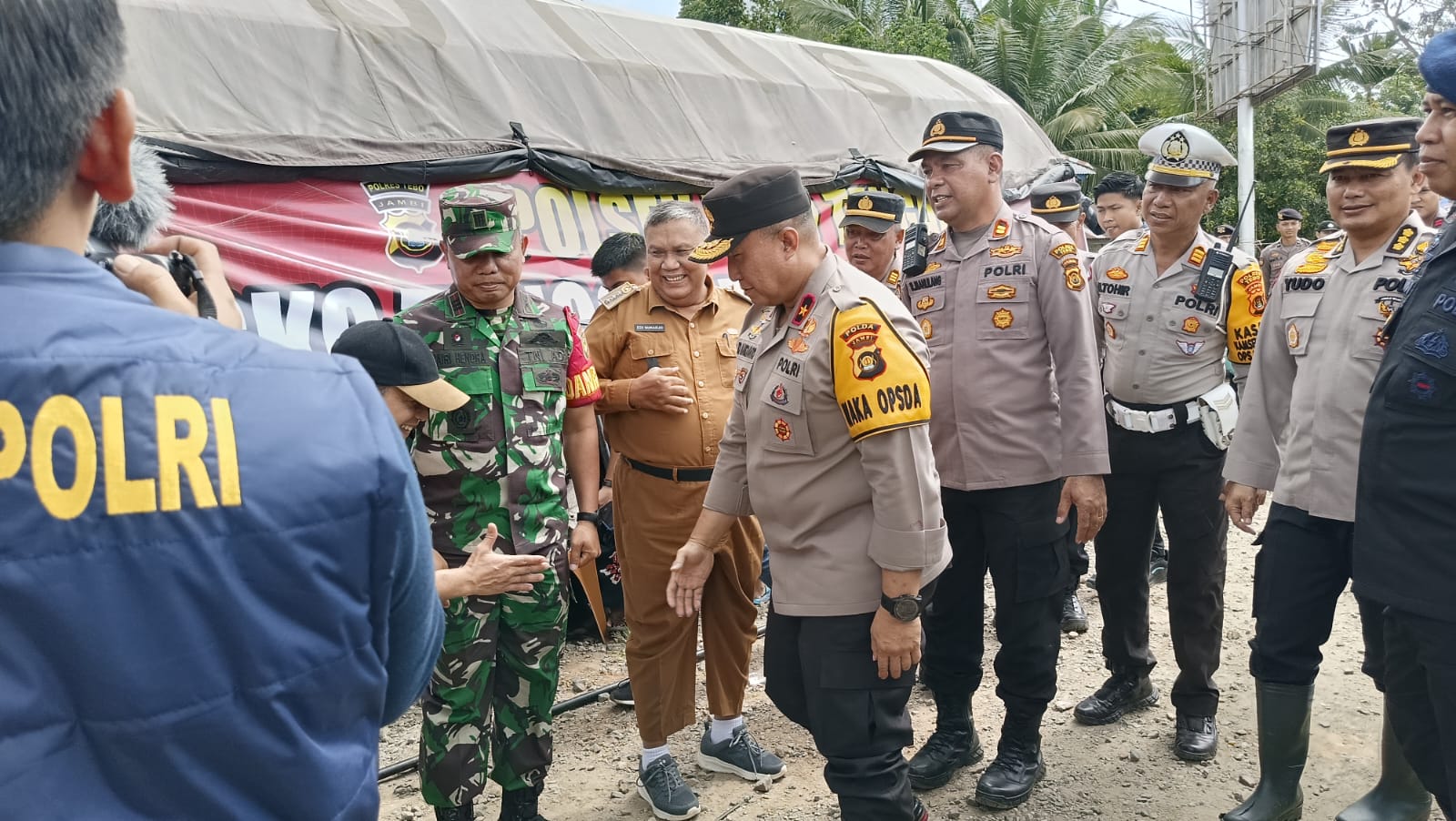 Wakapolda Jambi Brigjen Pol Edi Mardianto Mengecek Kondisi Banjir Yang Melanda Kabupaten Tebo