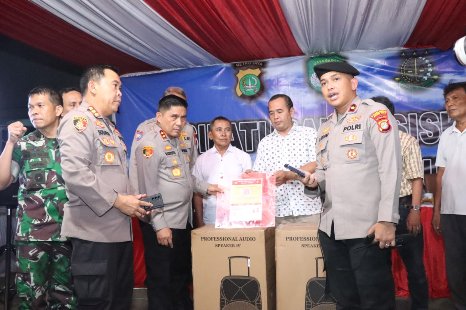 SILATURAHMI SISKAMLING, KAPOLDA METRO JAYA KUNJUNGI POS SATKAMLING DI KEL. KRAMAT SENEN JAKPUS