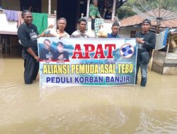 Aliansi Pemuda Asal Tebo Memberikan 150 Paket Sembako Kepada Masyarakat Yang Terdampak Banjir Di Wilayah Kabupaten Tebo