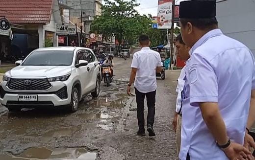 H Mukti Cek Jalan Rusak yang Jadi Keluhan Warga ada Tita Titik Dalam Kota Bangko yang Segera Diperbaiki