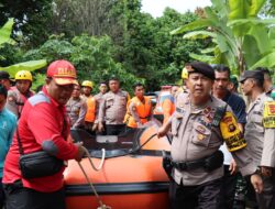 Samapta Polres Merangin Laksanakan Siaga dan Bantuan SAR pada Warga Terdampak Banjir